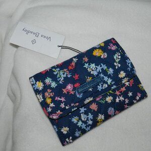 Vera Bradley Scattered Wildflower's Bi-Fold Wallet  BNWT🆕📦⌚🏃💨⚡🚚